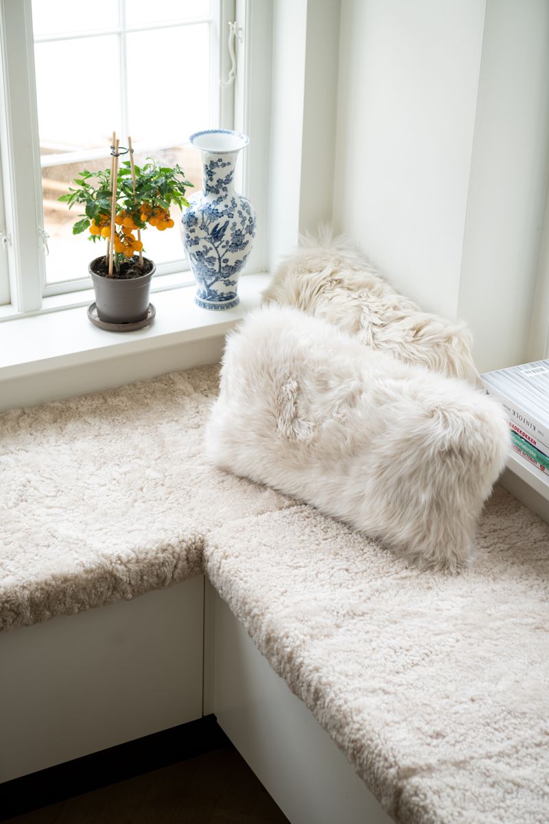 Long-Wool Sheepskin Cushion | Doublesided | New Zealand | 25x50 cm Chocolate