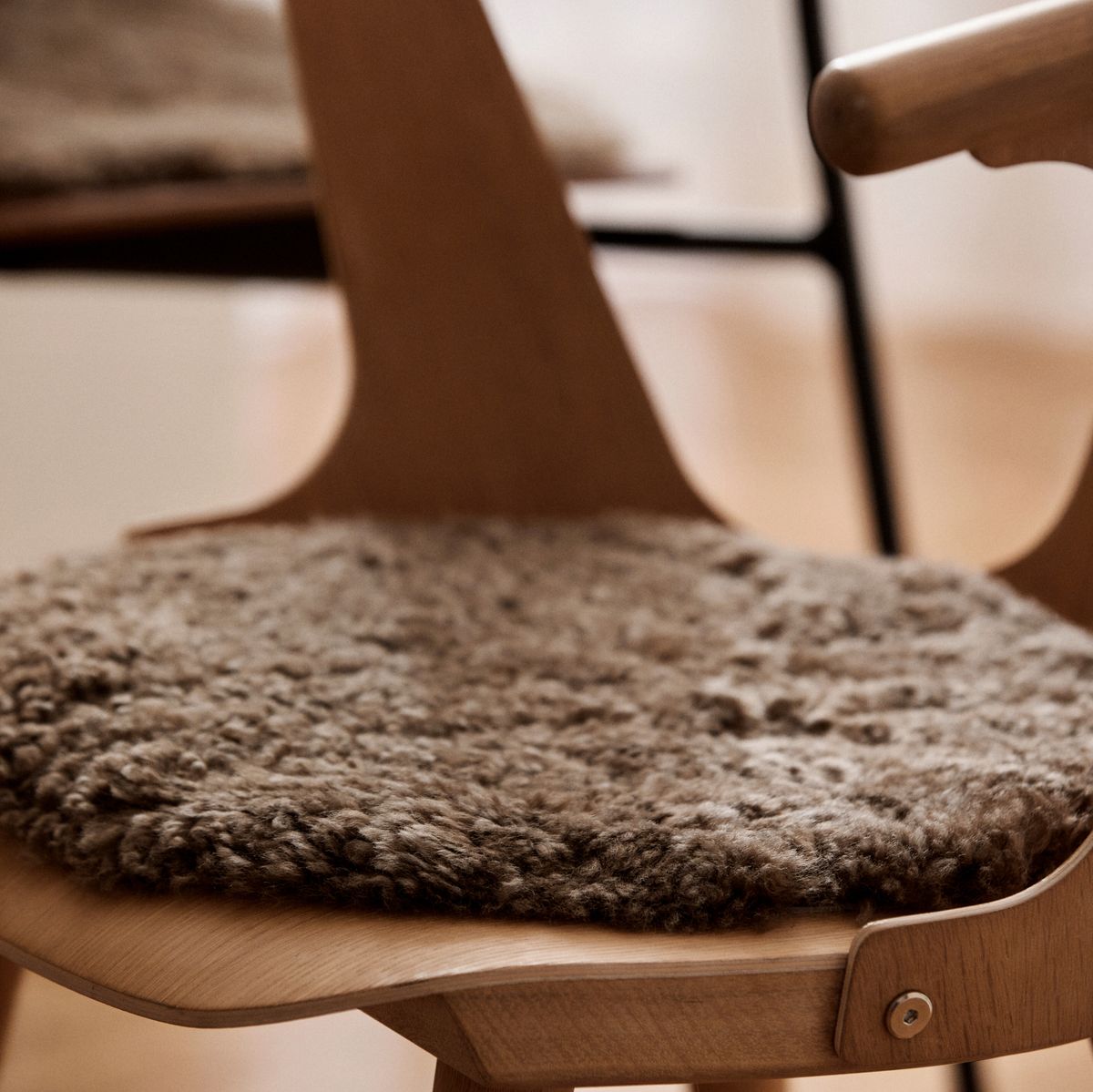 Short Wool Curly Sheepskin Seat Cover | Ø38 cm Anthracite