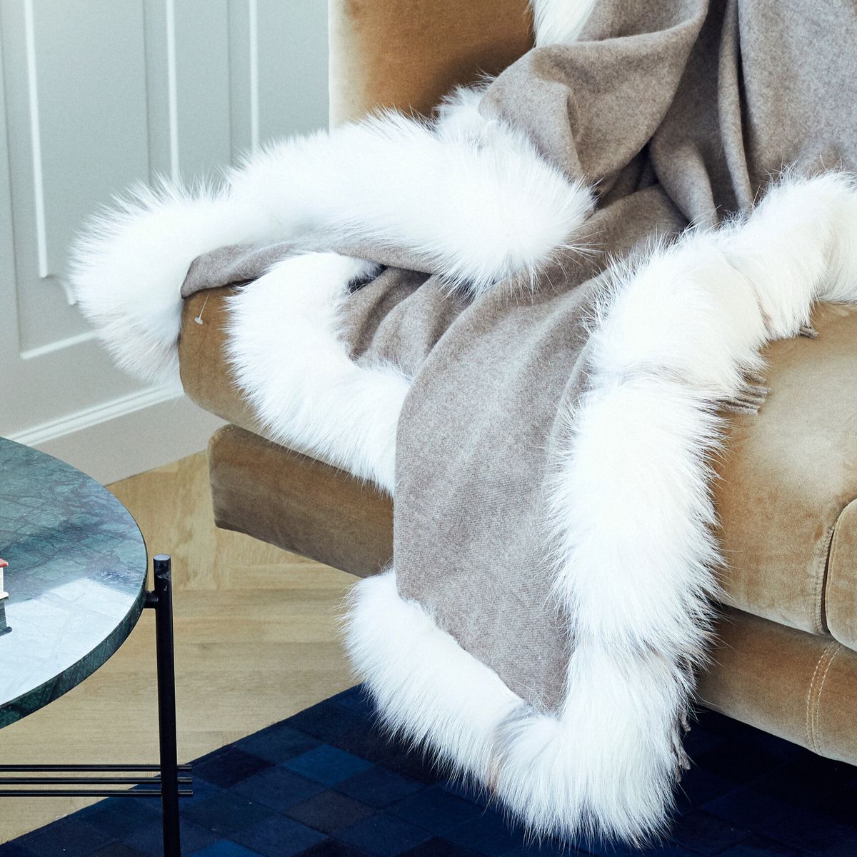 Throw of Cashmere with Fox Trimming | 130x200 cm Silver Fox/Dark Grey