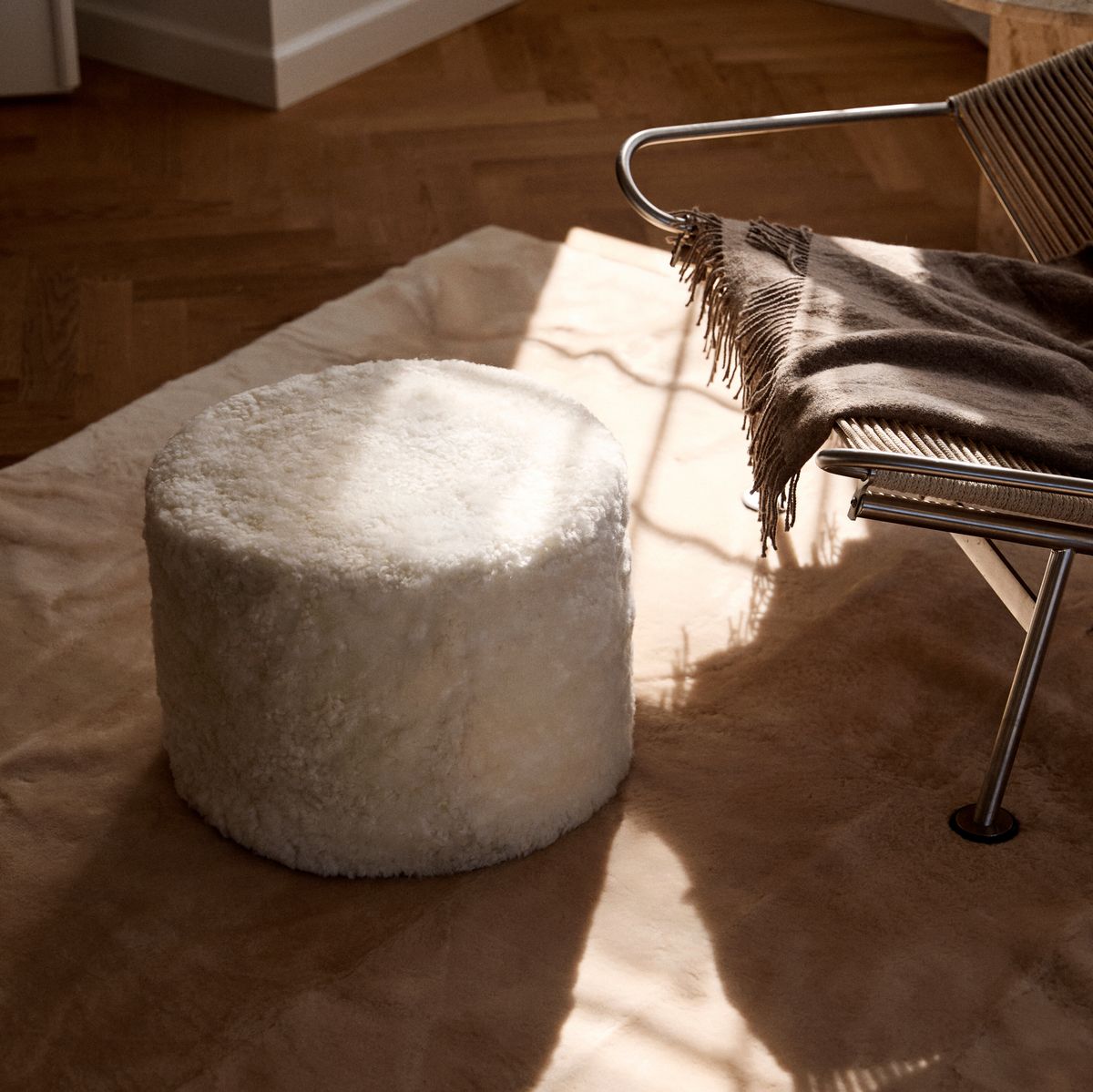 Short Wool Curly Sheepskin Pouf Anthracite
