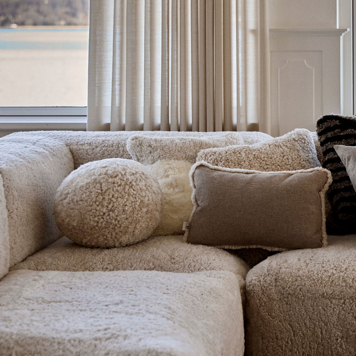 Angelite Cushion | Ø25 cm | Ø30 cm | Ø35 cm SW Curly Black