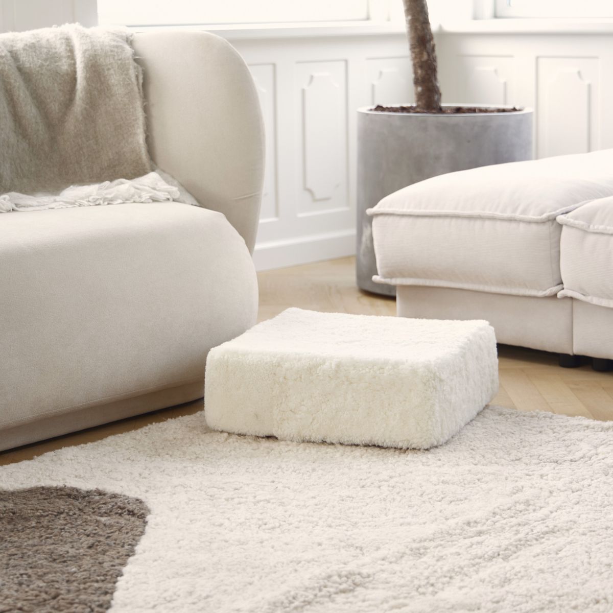 Short Wool Curly Sheepskin Pouf Anthracite