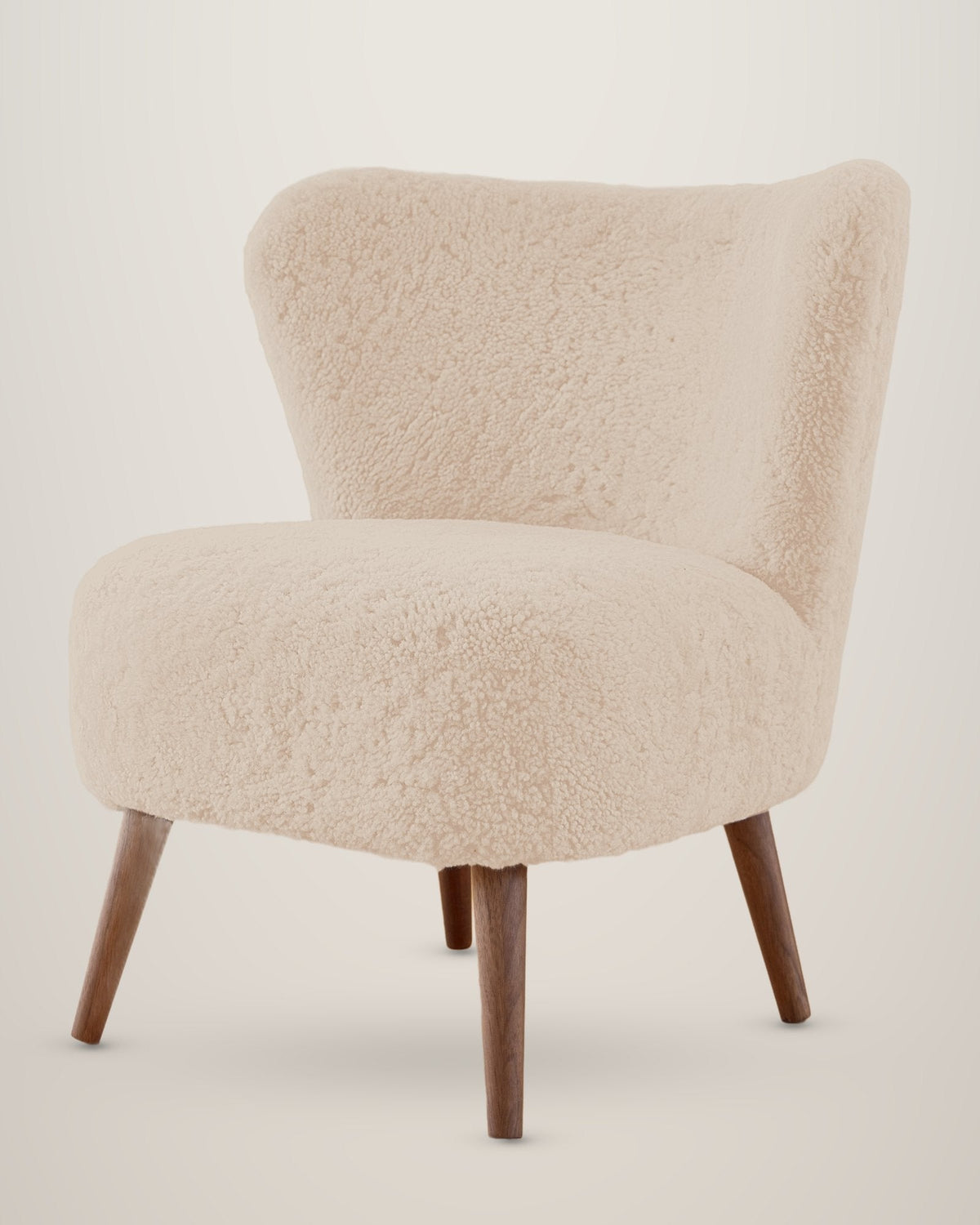 Armchair in short-wool sheepskin – Pearl white
