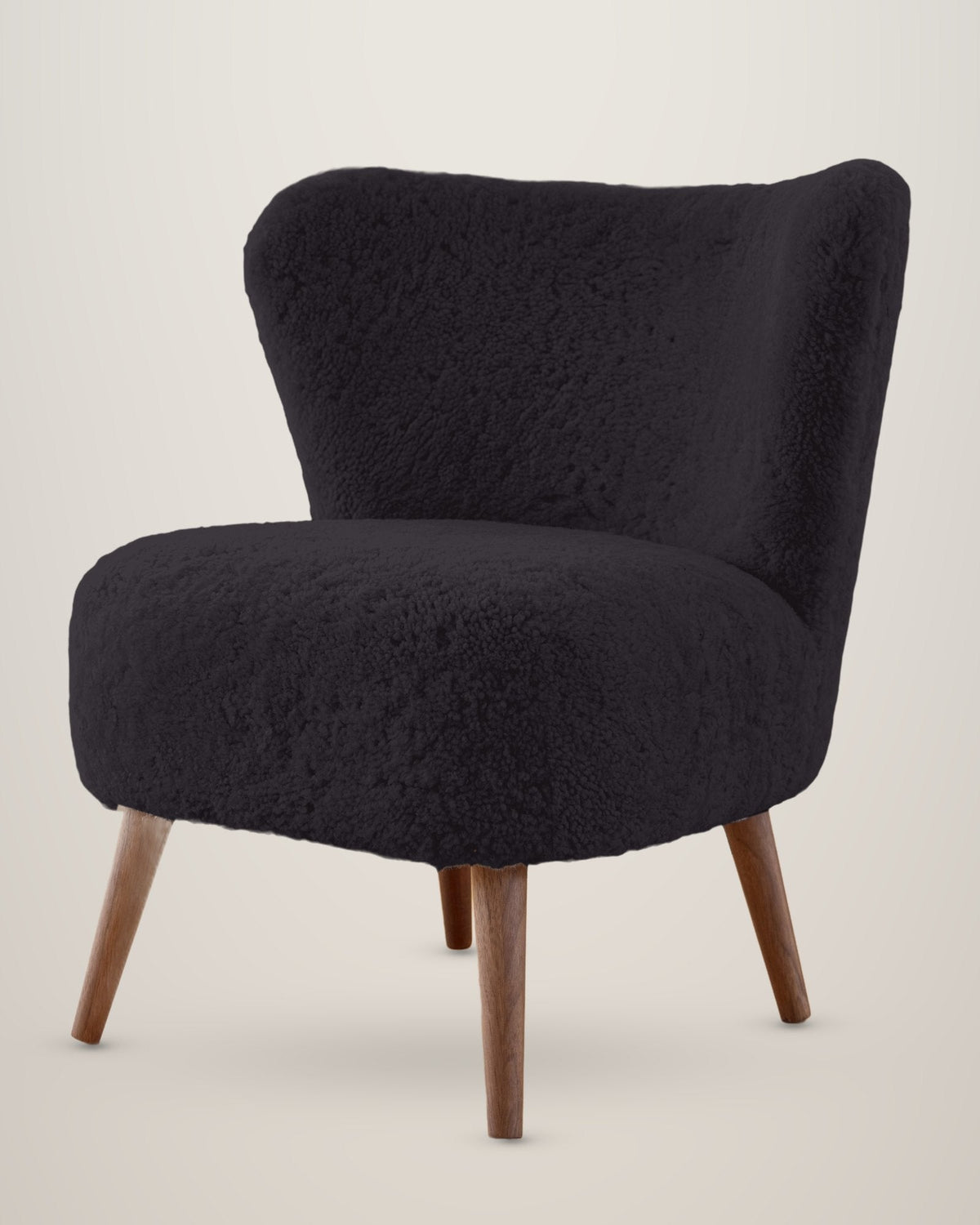 Armchair in short-wool sheepskin – Black